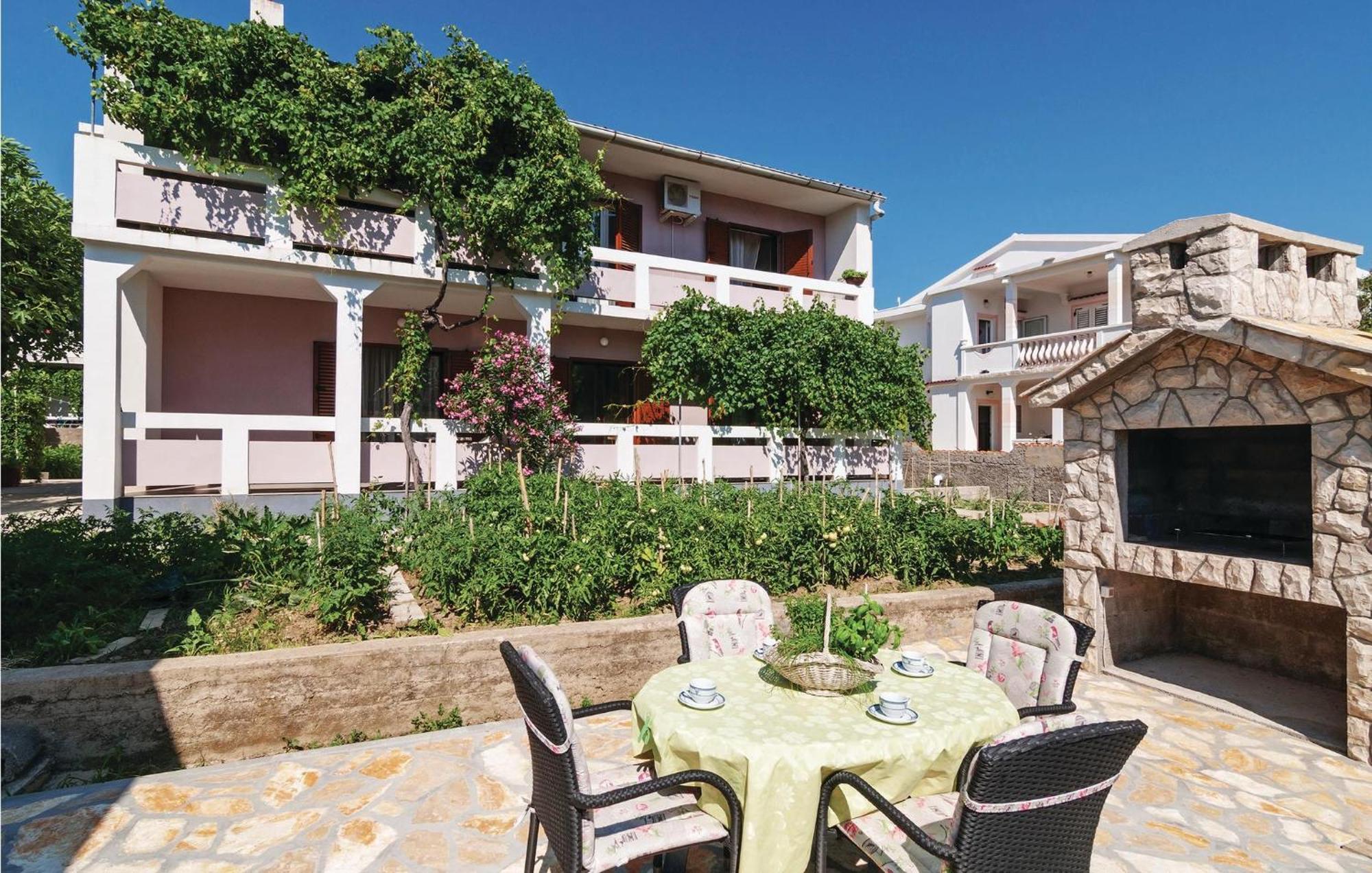 2 Bedroom Awesome Apartment In Pag Pag Town Dış mekan fotoğraf
